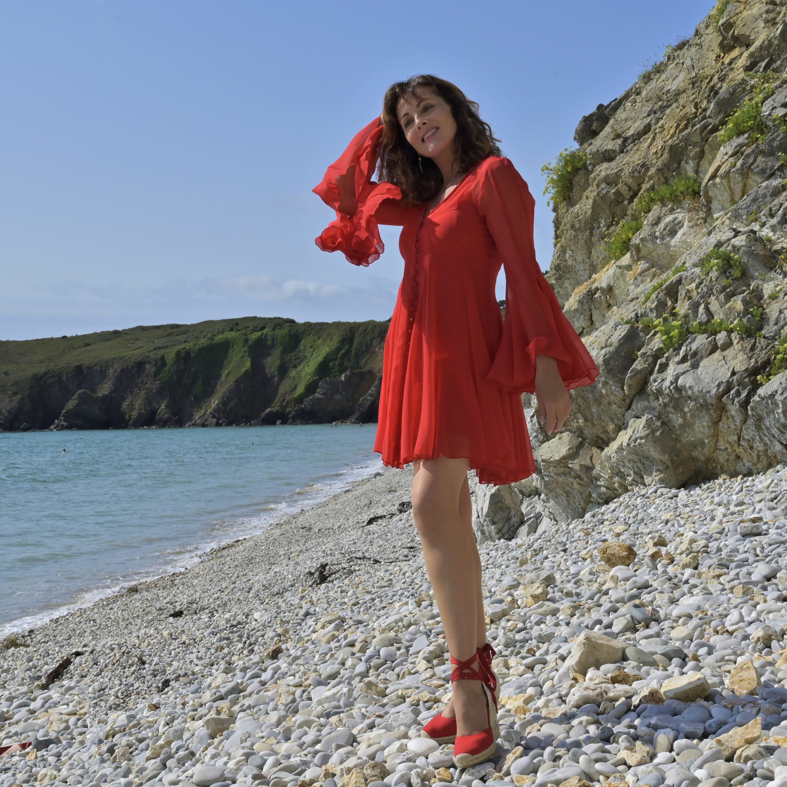 nelly berthele en robe de mousseline rouge